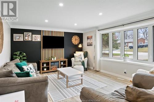 35 Hillview, Kingsville, ON - Indoor Photo Showing Living Room