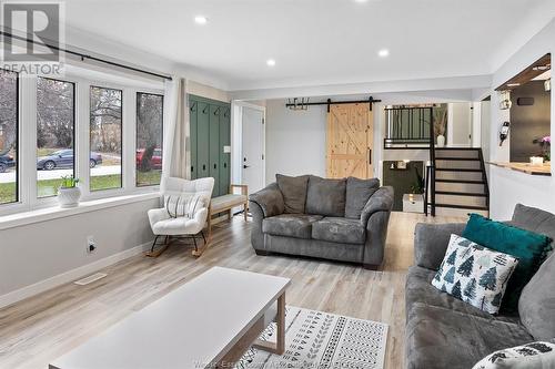 35 Hillview, Kingsville, ON - Indoor Photo Showing Living Room