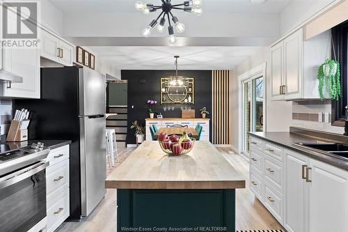 35 Hillview, Kingsville, ON - Indoor Photo Showing Kitchen