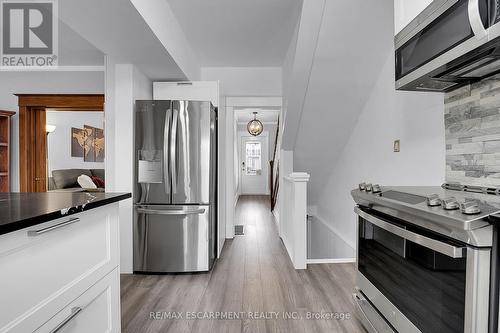 53 1/2 Robins Avenue, Hamilton, ON - Indoor Photo Showing Kitchen