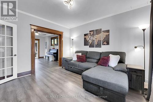 53 1/2 Robins Avenue, Hamilton, ON - Indoor Photo Showing Living Room