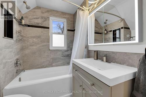 53 1/2 Robins Avenue, Hamilton, ON - Indoor Photo Showing Bathroom