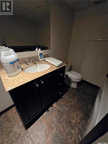 1721 Second Street, Estevan, SK - Indoor Photo Showing Bathroom