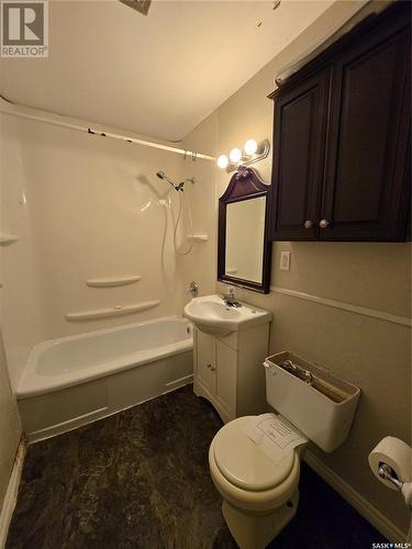 1721 Second Street, Estevan, SK - Indoor Photo Showing Bathroom