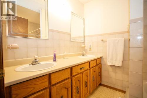 550 Douglas, Sault Ste. Marie, ON - Indoor Photo Showing Bathroom