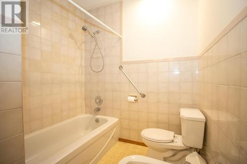 550 Douglas, Sault Ste. Marie, ON - Indoor Photo Showing Bathroom