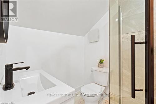 458 Lakeside Road, Fort Erie (334 - Crescent Park), ON - Indoor Photo Showing Bathroom