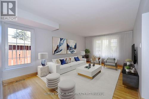 9 Ivy Green Crescent, Toronto, ON - Indoor Photo Showing Living Room