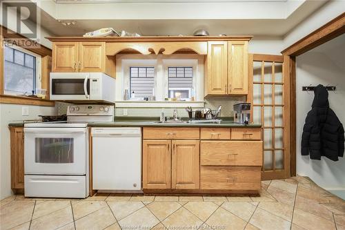 323 Randolph, Windsor, ON - Indoor Photo Showing Kitchen With Double Sink