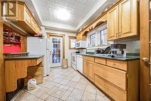 323 Randolph, Windsor, ON - Indoor Photo Showing Kitchen