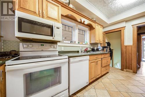 323 Randolph, Windsor, ON - Indoor Photo Showing Kitchen