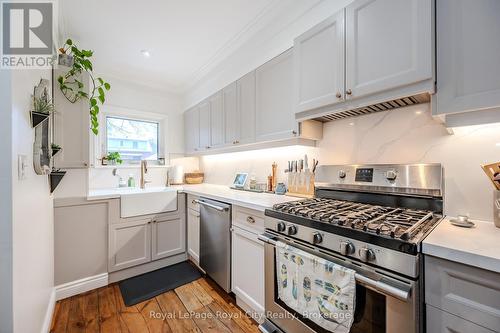 129 Northumberland Street, Guelph (Central West), ON - Indoor Photo Showing Kitchen With Upgraded Kitchen