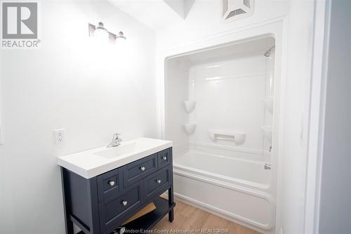 1202 Laurendeau Avenue Unit# Upper, Windsor, ON - Indoor Photo Showing Bathroom