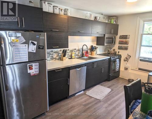 76 Richmond Street, Strathroy-Caradoc (Nw), ON - Indoor Photo Showing Kitchen With Upgraded Kitchen