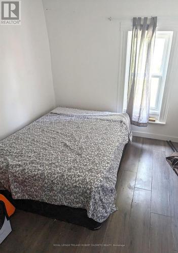 76 Richmond Street, Strathroy-Caradoc (Nw), ON - Indoor Photo Showing Bedroom