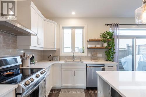 102 - 9861 Glendon Drive, Middlesex Centre, ON - Indoor Photo Showing Kitchen