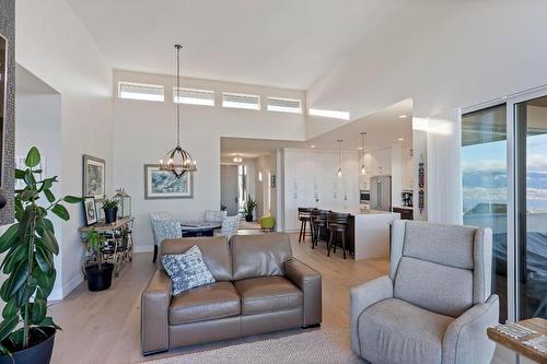 484 Sparrow Hawk Court, Kelowna, BC - Indoor Photo Showing Living Room