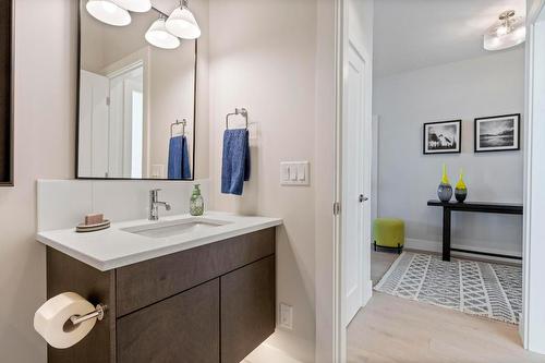 484 Sparrow Hawk Court, Kelowna, BC - Indoor Photo Showing Bathroom