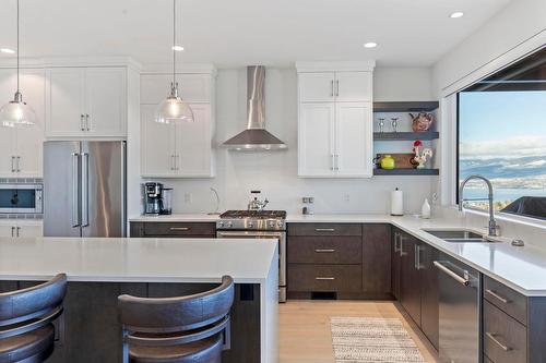 484 Sparrow Hawk Court, Kelowna, BC - Indoor Photo Showing Kitchen With Double Sink With Upgraded Kitchen