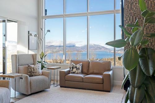 484 Sparrow Hawk Court, Kelowna, BC - Indoor Photo Showing Living Room