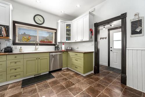 253 Royal Avenue, Kamloops, BC - Indoor Photo Showing Kitchen