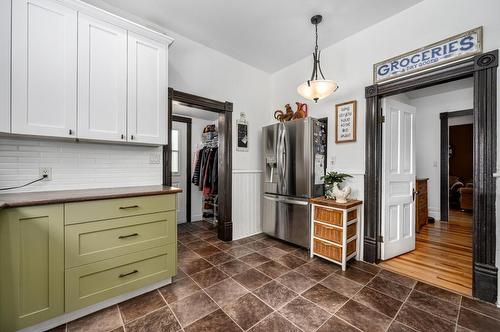 253 Royal Avenue, Kamloops, BC - Indoor Photo Showing Kitchen