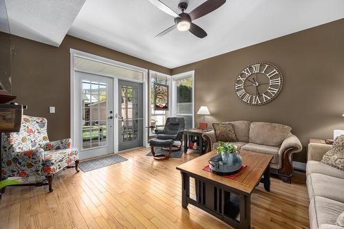 253 Royal Avenue, Kamloops, BC - Indoor Photo Showing Living Room