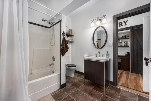 253 Royal Avenue, Kamloops, BC - Indoor Photo Showing Bathroom