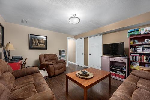 253 Royal Avenue, Kamloops, BC - Indoor Photo Showing Living Room