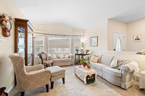 1655 Woodburn Drive, Cache Creek, BC - Indoor Photo Showing Living Room