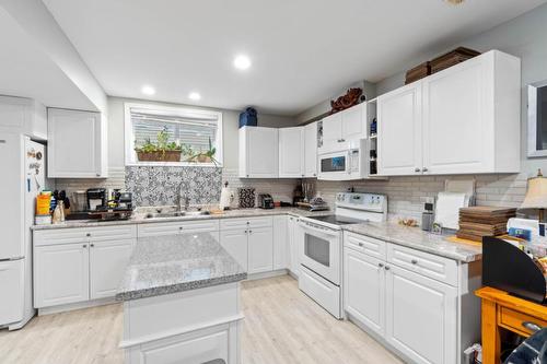 1655 Woodburn Drive, Cache Creek, BC - Indoor Photo Showing Kitchen