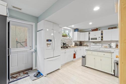 1655 Woodburn Drive, Cache Creek, BC - Indoor Photo Showing Kitchen