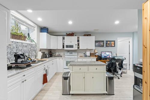 1655 Woodburn Drive, Cache Creek, BC - Indoor Photo Showing Kitchen With Double Sink