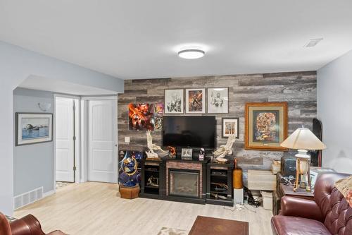 1655 Woodburn Drive, Cache Creek, BC - Indoor Photo Showing Living Room