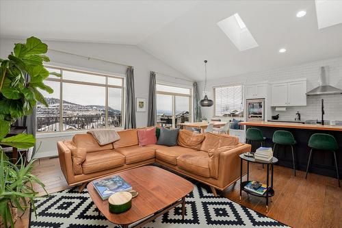 1407 Kendra Court, Kelowna, BC - Indoor Photo Showing Living Room