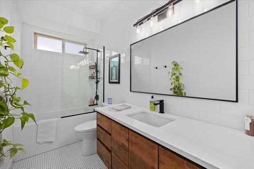 1407 Kendra Court, Kelowna, BC - Indoor Photo Showing Bathroom