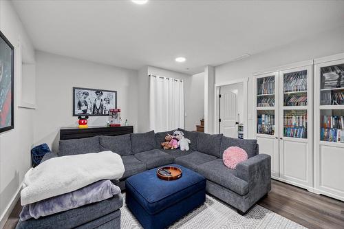 1407 Kendra Court, Kelowna, BC - Indoor Photo Showing Living Room