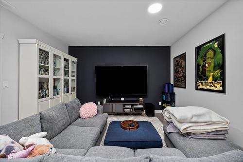 1407 Kendra Court, Kelowna, BC - Indoor Photo Showing Living Room