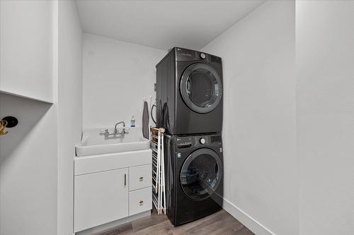 1407 Kendra Court, Kelowna, BC - Indoor Photo Showing Laundry Room