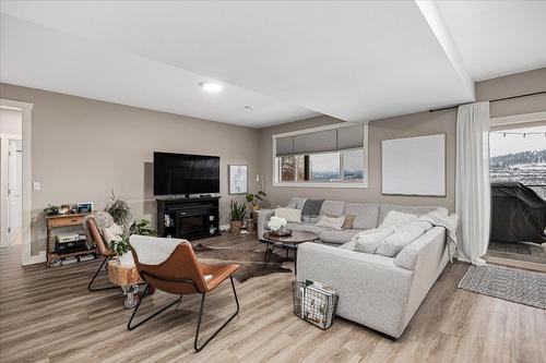 1407 Kendra Court, Kelowna, BC - Indoor Photo Showing Living Room