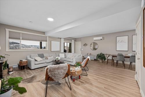 1407 Kendra Court, Kelowna, BC - Indoor Photo Showing Living Room