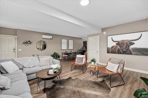 1407 Kendra Court, Kelowna, BC - Indoor Photo Showing Living Room