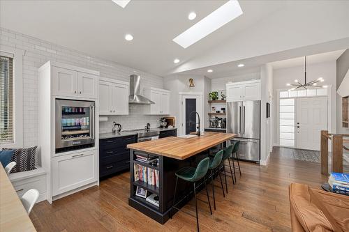 1407 Kendra Court, Kelowna, BC - Indoor Photo Showing Kitchen With Upgraded Kitchen