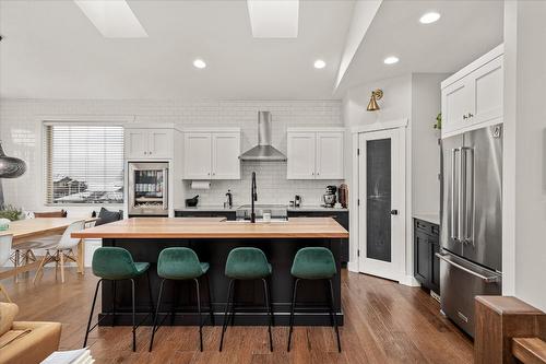 1407 Kendra Court, Kelowna, BC - Indoor Photo Showing Kitchen With Upgraded Kitchen