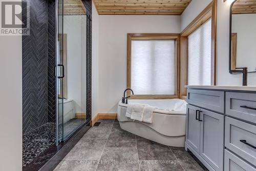 740494 10 Side Road, Chatsworth, ON - Indoor Photo Showing Bathroom