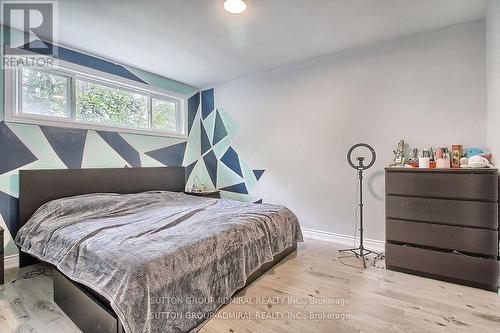 211 Axminster Drive, Richmond Hill, ON - Indoor Photo Showing Bedroom