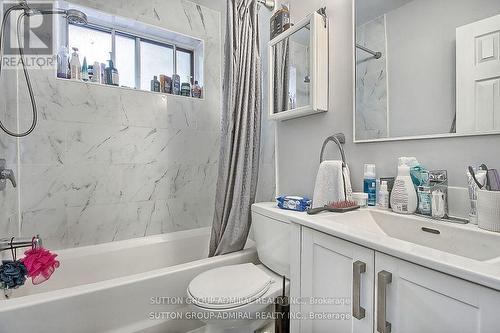 211 Axminster Drive, Richmond Hill, ON - Indoor Photo Showing Bathroom