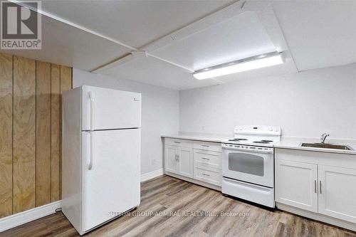 211 Axminster Drive, Richmond Hill, ON - Indoor Photo Showing Kitchen