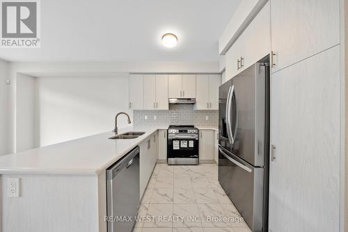 38 Singhampton Road, Vaughan, ON - Indoor Photo Showing Kitchen With Double Sink With Upgraded Kitchen