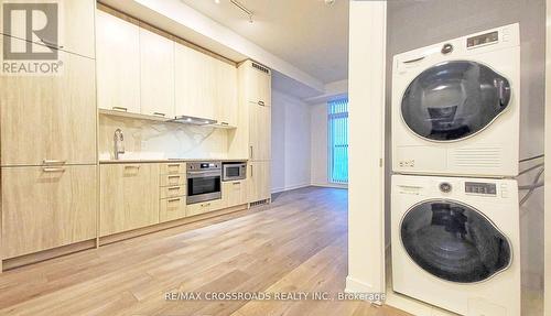 508 - 10 Honeycrisp Crescent, Vaughan, ON - Indoor Photo Showing Laundry Room